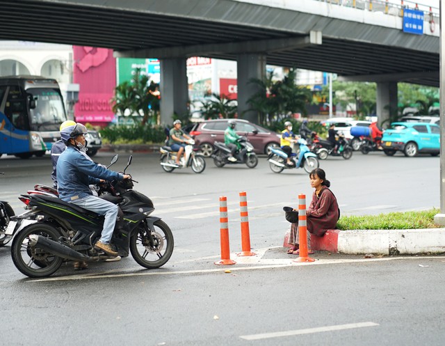 Câu chuyện sau bức ảnh cô bé ăn xin ôm chú chó già ở ngã tư Hàng Xanh - Ảnh 6.