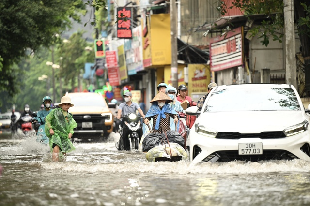 Toàn cảnh Hà Nội mưa như trút nước, "vịnh Văn Quán" lại ngập sâu, người dân vất vả di chuyển- Ảnh 1.