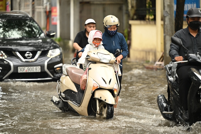 Toàn cảnh Hà Nội mưa như trút nước, "vịnh Văn Quán" lại ngập sâu, người dân vất vả di chuyển- Ảnh 2.