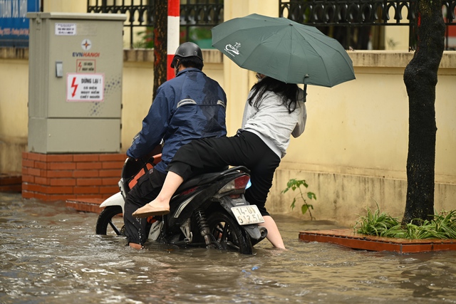 Toàn cảnh Hà Nội mưa như trút nước, "vịnh Văn Quán" lại ngập sâu, người dân vất vả di chuyển- Ảnh 3.