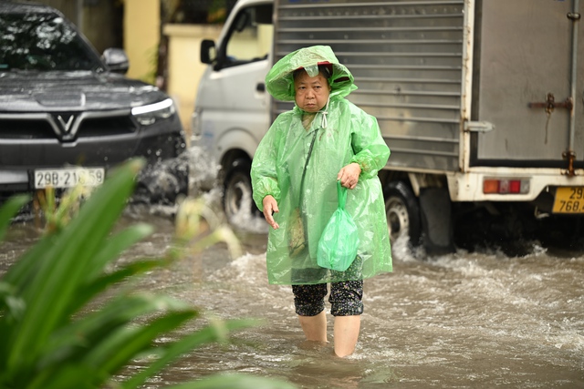 Toàn cảnh Hà Nội mưa như trút nước, "vịnh Văn Quán" lại ngập sâu, người dân vất vả di chuyển- Ảnh 6.
