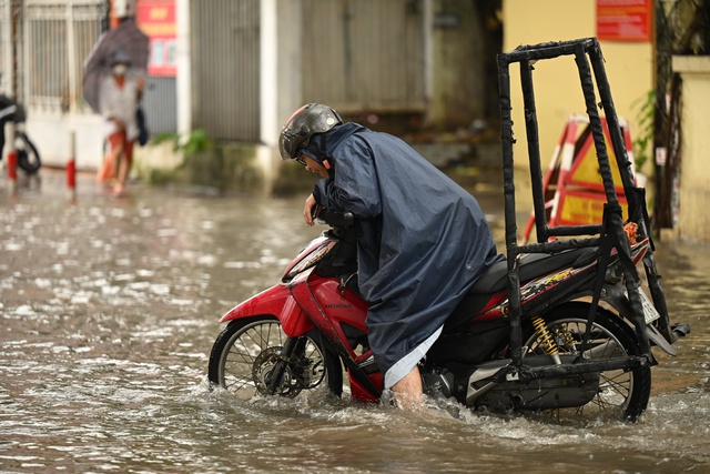 Toàn cảnh Hà Nội mưa như trút nước, "vịnh Văn Quán" lại ngập sâu, người dân vất vả di chuyển- Ảnh 5.