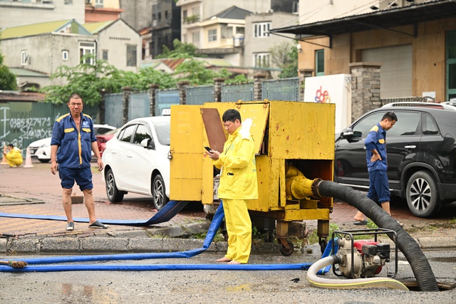 Toàn cảnh Hà Nội mưa như trút nước, "vịnh Văn Quán" lại ngập sâu, người dân vất vả di chuyển- Ảnh 8.