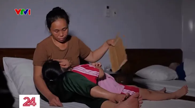 Cậu bé 12 tuổi lật từng trang sách lấm bùn sau lũ quét ở Nghệ An: “Chữ vẫn còn đọc được cô ạ!”- Ảnh 5.