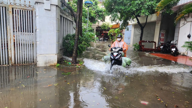Toàn cảnh Hà Nội mưa như trút nước, "vịnh Văn Quán" lại ngập sâu, người dân vất vả di chuyển- Ảnh 10.
