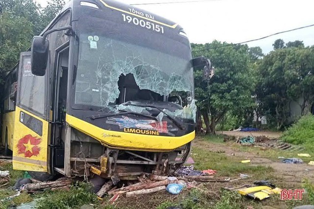 Cận cảnh hiện trường thương tâm vụ tai nạn khiến 9 hành khách tử vong tại Hà Tĩnh- Ảnh 2.