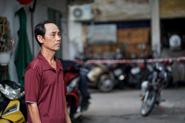Rùng mình cây gòn cao 20m bật gốc chực đổ vào cư xá tại TP.HCM: Người dân sống nơm nớp, giông gió cũng mở cửa để sẵn sàng thoát thân- Ảnh 4.