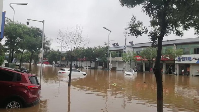 Trận mưa "1 ngày bằng cả năm" tại Trung Quốc: Xe trôi, cầu sập sạt lở, gần 1.700 người phải sơ tán khẩn cấp- Ảnh 1.