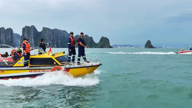 Hành trình tìm kiếm nạn nhân vụ chìm tàu trên Vịnh Hạ Long- Ảnh 1.