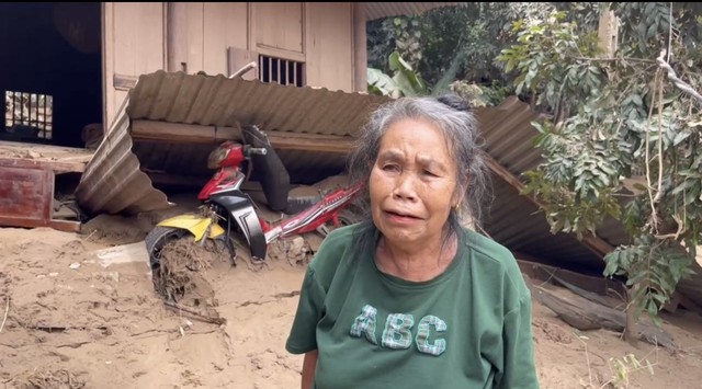Cảnh tượng hoang tàn ở xã biên giới Nghệ An sau 5 ngày bị lũ cô lập: Bùn đất ngập sát trần nhà, người dân trắng tay vật lộn tìm tài sản- Ảnh 10.