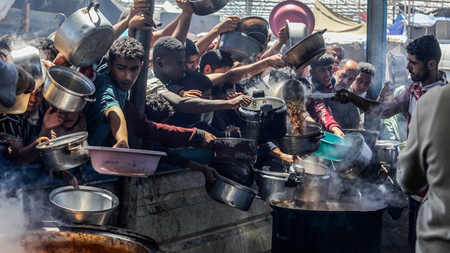 Bức ảnh lột trần sự thật trên Gaza khiến cả thế giới rúng động: Bé trai 18 tháng tuổi chỉ còn da bọc xương, quấn túi nylon thay tã- Ảnh 7.
