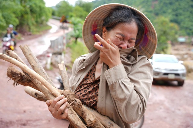 Cảnh tượng hoang tàn ở xã biên giới Nghệ An sau 5 ngày bị lũ cô lập: Bùn đất ngập sát trần nhà, người dân trắng tay vật lộn tìm tài sản- Ảnh 11.
