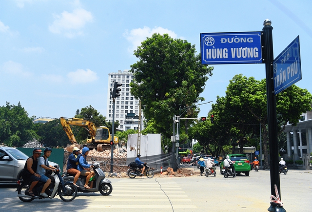 Cận cảnh quá trình phá dỡ nhà số 61 Trần Phú, mở rộng đường Hùng Vương phục vụ lễ diễu binh dịp 2/9- Ảnh 15.