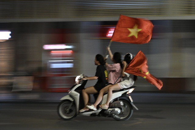 Cổ động viên đổ xô ra đường giữa đêm mừng lần thứ 3 xưng vương Đông Nam Á của U23 Việt Nam- Ảnh 24.