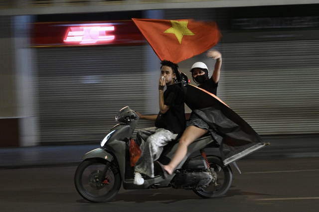 Cổ động viên đổ xô ra đường giữa đêm mừng lần thứ 3 xưng vương Đông Nam Á của U23 Việt Nam- Ảnh 23.