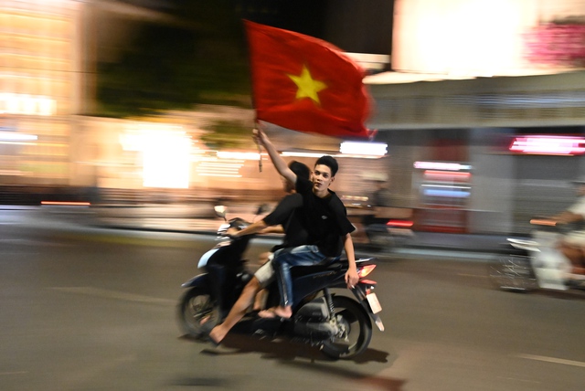 Cổ động viên đổ xô ra đường giữa đêm mừng lần thứ 3 xưng vương Đông Nam Á của U23 Việt Nam- Ảnh 25.