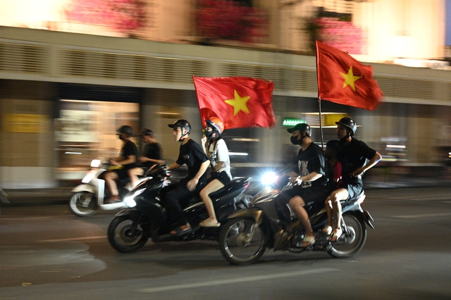 Cổ động viên đổ xô ra đường giữa đêm mừng lần thứ 3 xưng vương Đông Nam Á của U23 Việt Nam- Ảnh 26.
