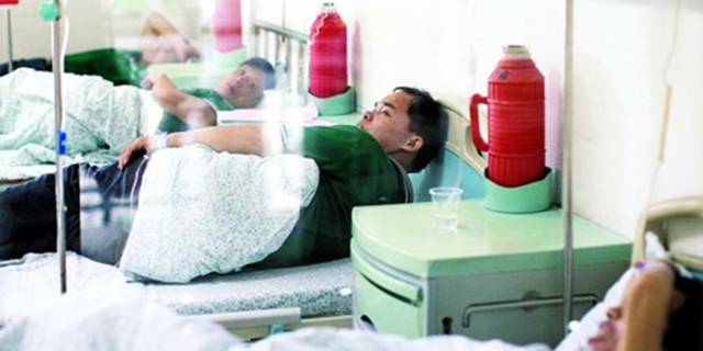 Cả nhà 3 người cùng nhập viện cấp cứu vì ngộ độc sau khi ăn trứng rán- Ảnh 1.