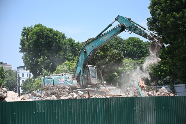 Cận cảnh quá trình phá dỡ nhà số 61 Trần Phú, mở rộng đường Hùng Vương phục vụ lễ diễu binh dịp 2/9- Ảnh 3.