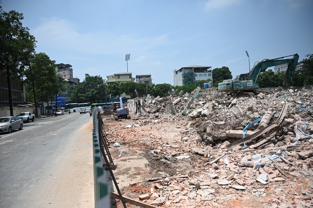 Cận cảnh quá trình phá dỡ nhà số 61 Trần Phú, mở rộng đường Hùng Vương phục vụ lễ diễu binh dịp 2/9- Ảnh 6.