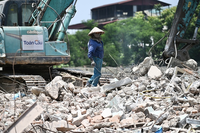 Cận cảnh quá trình phá dỡ nhà số 61 Trần Phú, mở rộng đường Hùng Vương phục vụ lễ diễu binh dịp 2/9- Ảnh 9.