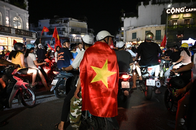 Cổ động viên đổ xô ra đường giữa đêm mừng lần thứ 3 xưng vương Đông Nam Á của U23 Việt Nam- Ảnh 2.