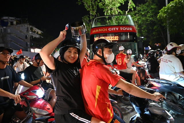 Cổ động viên đổ xô ra đường giữa đêm mừng lần thứ 3 xưng vương Đông Nam Á của U23 Việt Nam- Ảnh 5.