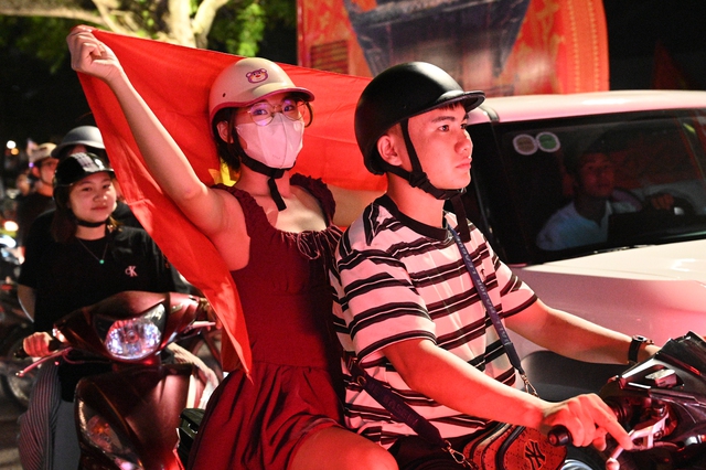 Cổ động viên đổ xô ra đường giữa đêm mừng lần thứ 3 xưng vương Đông Nam Á của U23 Việt Nam- Ảnh 6.