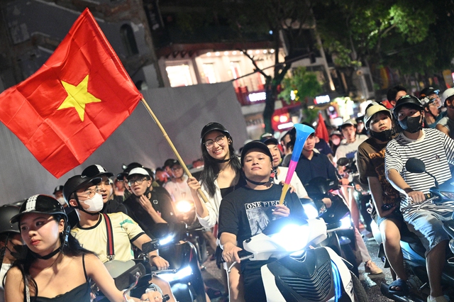 Cổ động viên đổ xô ra đường giữa đêm mừng lần thứ 3 xưng vương Đông Nam Á của U23 Việt Nam- Ảnh 7.