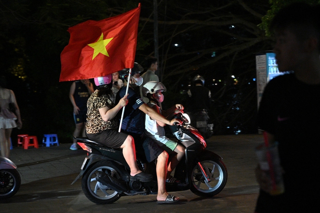 Cổ động viên đổ xô ra đường giữa đêm mừng lần thứ 3 xưng vương Đông Nam Á của U23 Việt Nam- Ảnh 8.