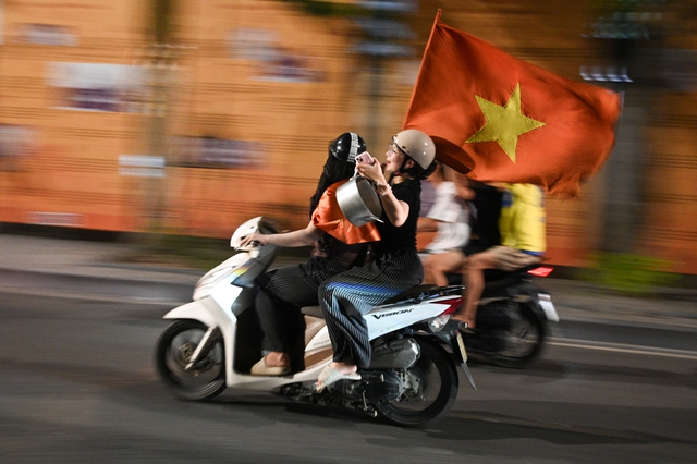 Cổ động viên đổ xô ra đường giữa đêm mừng lần thứ 3 xưng vương Đông Nam Á của U23 Việt Nam- Ảnh 9. Cổ động viên đổ xô ra đường giữa đêm mừng lần thứ 3 xưng vương Đông Nam Á của U23 Việt Nam- Ảnh 9.