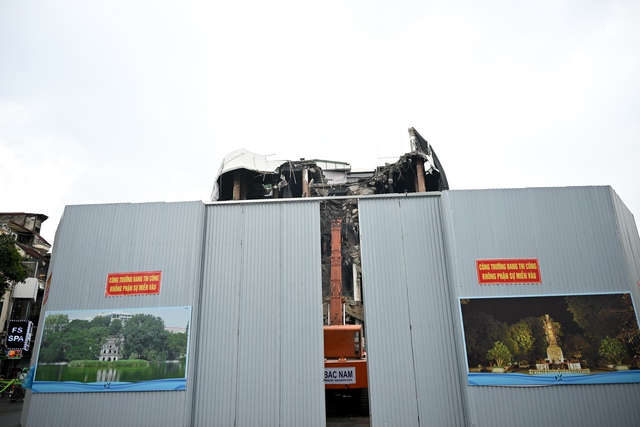 Toà nhà Hàm Cá Mập chính thức bước vào giai đoạn tháo dỡ sau hơn 30 năm, người dân dừng bước lặng nhìn- Ảnh 7.