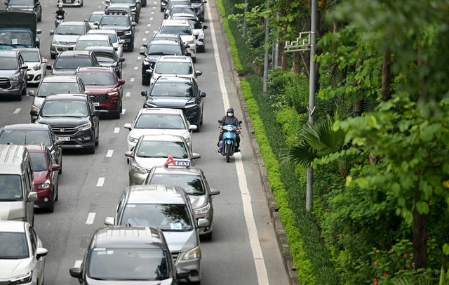Hà Nội: Cảnh tượng “khó hiểu” trên đường Võ Chí Công sau 3 ngày triển khai phân làn cứng- Ảnh 13.