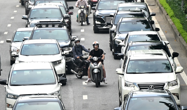 Hà Nội: Cảnh tượng “khó hiểu” trên đường Võ Chí Công sau 3 ngày triển khai phân làn cứng- Ảnh 4.