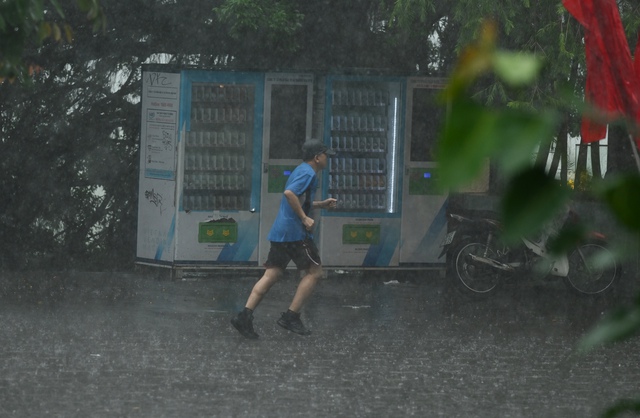 Hà Nội sáng nay sấm chớp đì đùng, người dân vất vả di chuyển dưới cơn mưa như trút- Ảnh 12.