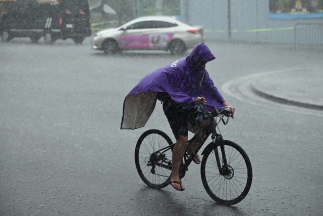Hà Nội sáng nay sấm chớp đì đùng, người dân vất vả di chuyển dưới cơn mưa như trút- Ảnh 13.