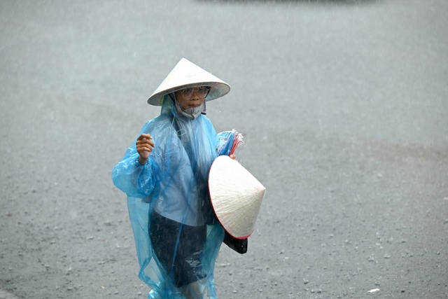 Hà Nội sáng nay sấm chớp đì đùng, người dân vất vả di chuyển dưới cơn mưa như trút- Ảnh 11.
