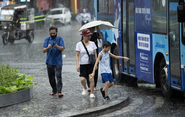 Hà Nội sáng nay sấm chớp đì đùng, người dân vất vả di chuyển dưới cơn mưa như trút- Ảnh 8.