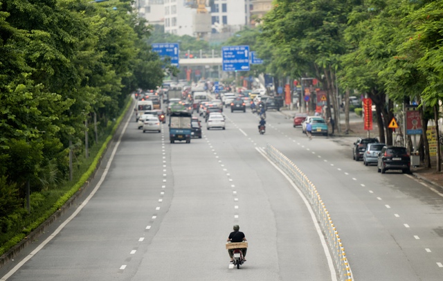 Hà Nội: Cảnh tượng “khó hiểu” trên đường Võ Chí Công sau 3 ngày triển khai phân làn cứng- Ảnh 3.