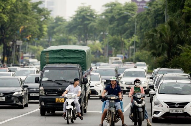 Hà Nội: Cảnh tượng “khó hiểu” trên đường Võ Chí Công sau 3 ngày triển khai phân làn cứng- Ảnh 9.