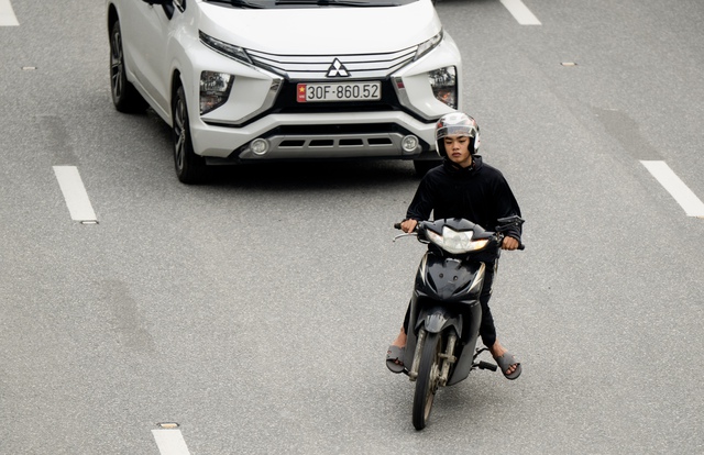 Hà Nội: Cảnh tượng “khó hiểu” trên đường Võ Chí Công sau 3 ngày triển khai phân làn cứng- Ảnh 8.