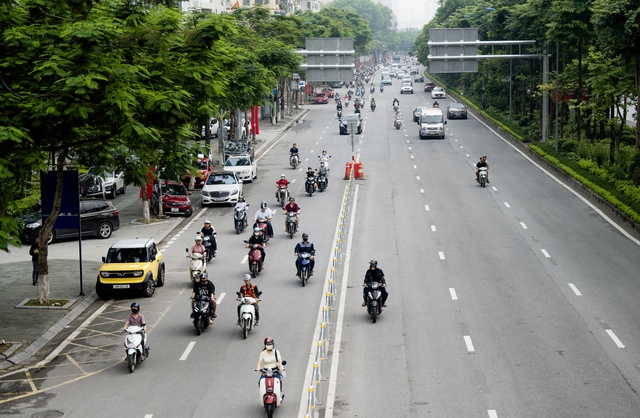 Hà Nội: Cảnh tượng “khó hiểu” trên đường Võ Chí Công sau 3 ngày triển khai phân làn cứng- Ảnh 1.