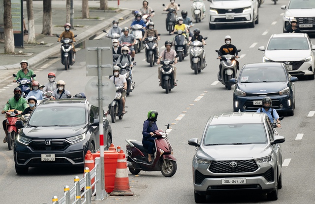 Hà Nội: Cảnh tượng “khó hiểu” trên đường Võ Chí Công sau 3 ngày triển khai phân làn cứng- Ảnh 5.