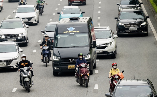 Hà Nội: Cảnh tượng “khó hiểu” trên đường Võ Chí Công sau 3 ngày triển khai phân làn cứng- Ảnh 7.