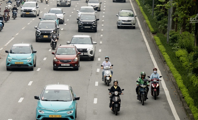 Hà Nội: Cảnh tượng “khó hiểu” trên đường Võ Chí Công sau 3 ngày triển khai phân làn cứng- Ảnh 6.