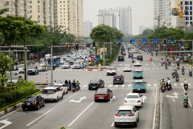 Hà Nội: Cảnh tượng “khó hiểu” trên đường Võ Chí Công sau 3 ngày triển khai phân làn cứng- Ảnh 2.