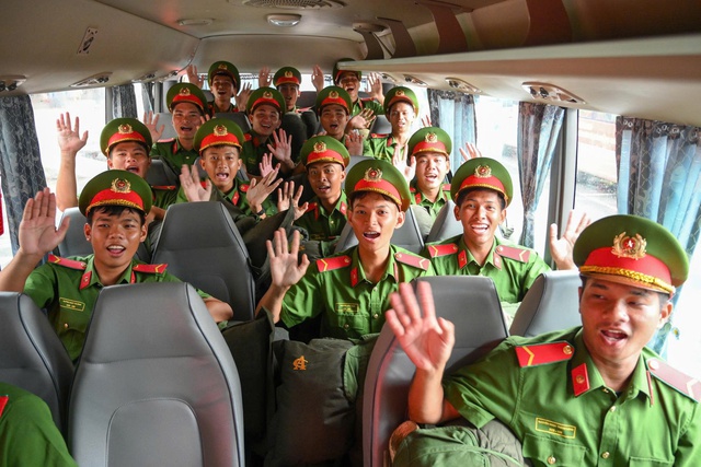 Cảnh đặc biệt tại ga Hà Nội: Người dân nồng nhiệt chào đón 556 cán bộ, chiến sĩ miền Nam chuẩn bị thực hiện nhiệm vụ A80- Ảnh 7.