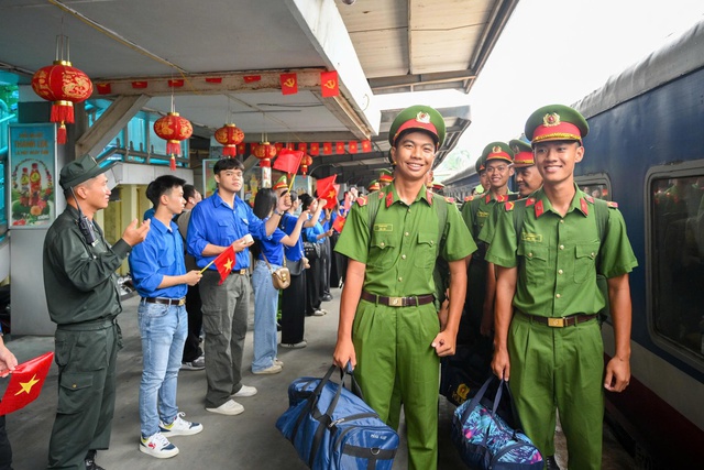 Cảnh đặc biệt tại ga Hà Nội: Người dân nồng nhiệt chào đón 556 cán bộ, chiến sĩ miền Nam chuẩn bị thực hiện nhiệm vụ A80- Ảnh 3.