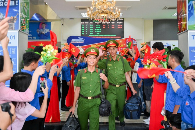 Cảnh đặc biệt tại ga Hà Nội: Người dân nồng nhiệt chào đón 556 cán bộ, chiến sĩ miền Nam chuẩn bị thực hiện nhiệm vụ A80- Ảnh 6.