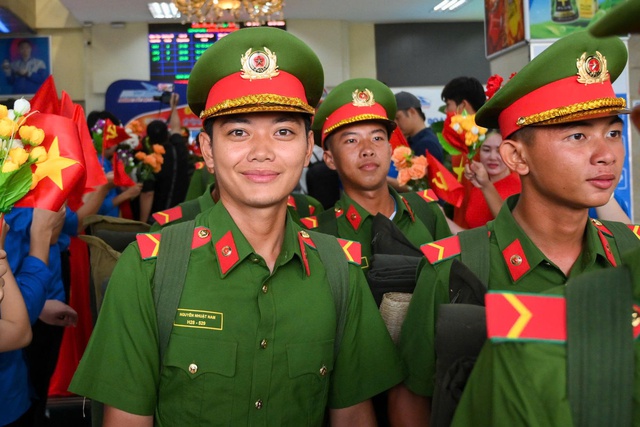 Cảnh đặc biệt tại ga Hà Nội: Người dân nồng nhiệt chào đón 556 cán bộ, chiến sĩ miền Nam chuẩn bị thực hiện nhiệm vụ A80- Ảnh 2.